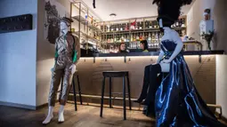 Sejumlah maneken yang mengenakan busana kreasi para desainer lokal terlihat di sebuah restoran di Kota Tua Vilnius, Lithuania, Kamis (21/5/2020). Sejumlah restoran dan kafe di Lithuania memamerkan koleksi busana karya desainer lokal yang terdampak COVID-19. (Xinhua/Alfredas Pliadis)
