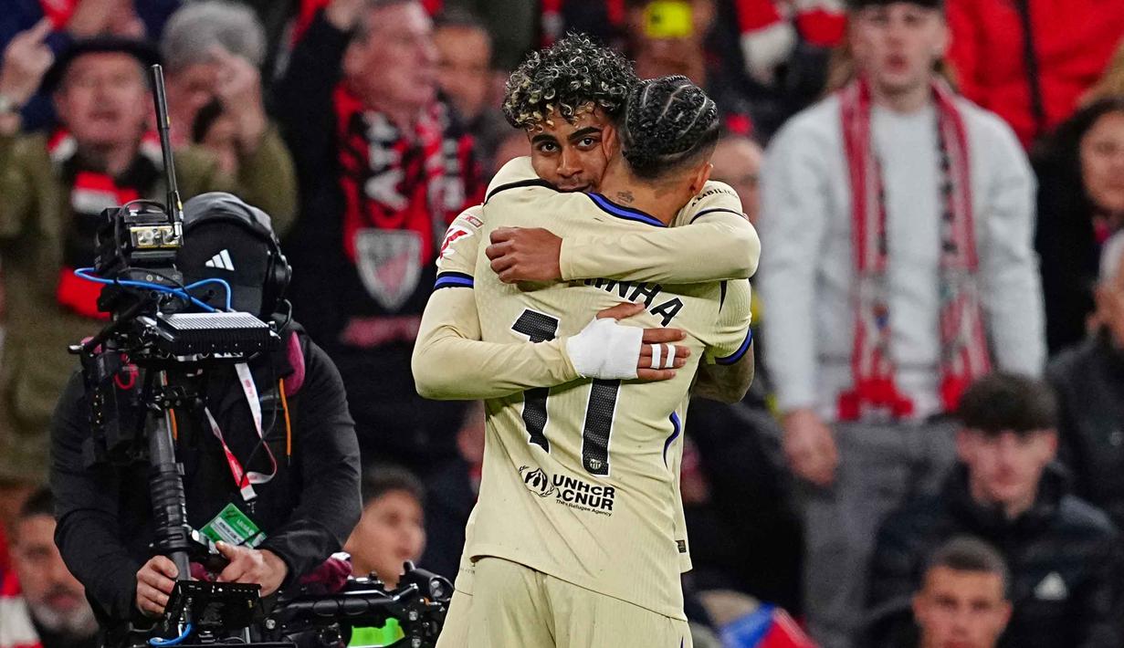 Berhadapan dengan Athletic Bilbao, Blaugrana menang dengan skor tipis 1-0. Tampak dalam foto, pemain Barcelona, Lamine Yamal (hadap lensa), dipeluk Rapinha setelah mencetak gol pada pertandingan pekan ke-27 La Liga 2025/2026 melawan Athletic Bilbao di Stadion San Mames, Sabtu 7 Maret 2026 waktu setempat atau Minggu (8/3/2026) dini hari WIB. (AP Photo/Miguel Oses)