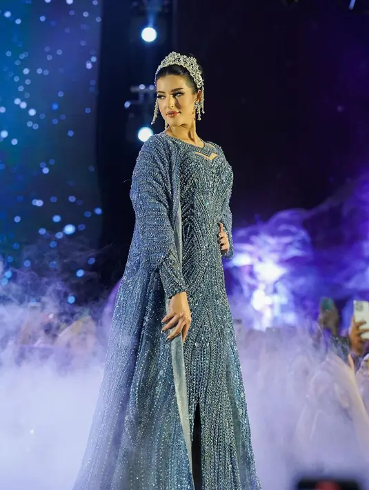 Tasya Farasya juga mengenakan makeup bold dengan mahkota silver yang membuat penampilannya bak ratu. [Foto: Instagram/tasyafarasya]