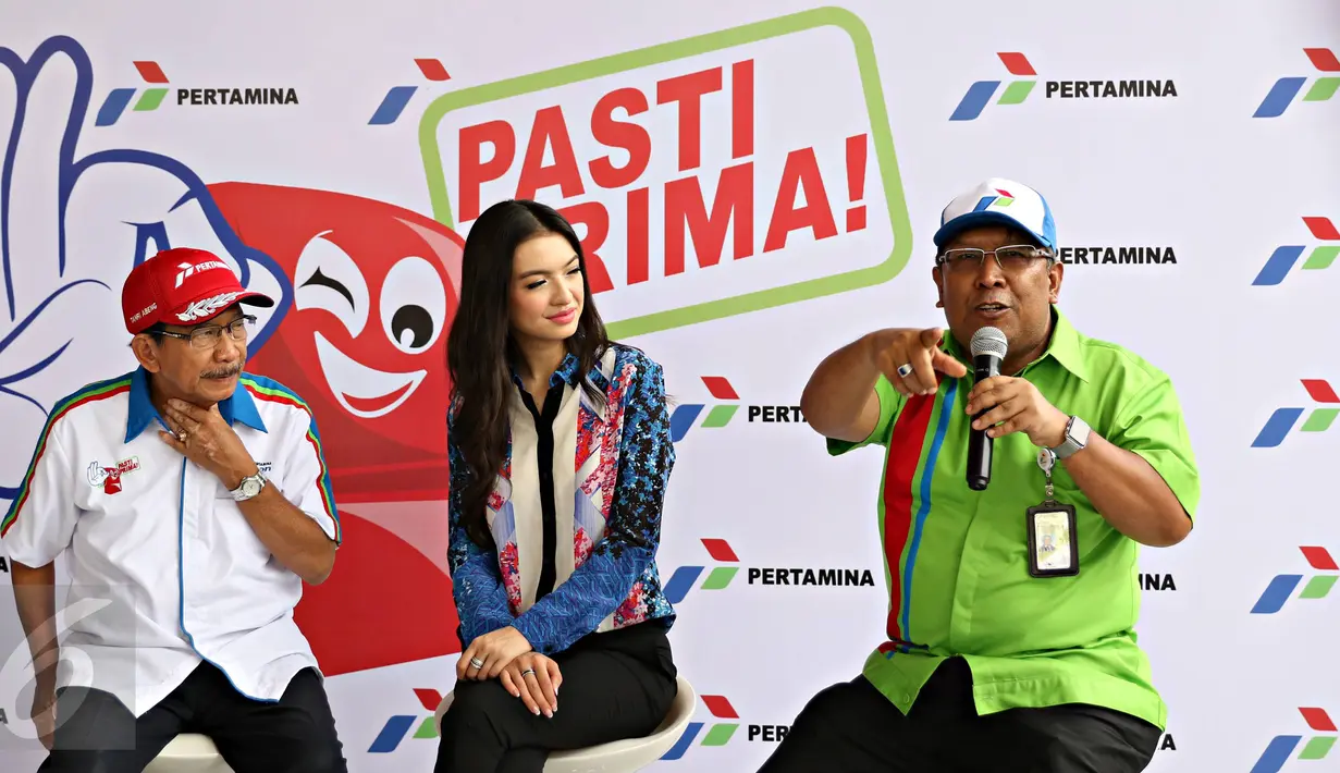 Direktur Pemasaran Pertamina Ahmad Bambang (kanan), Komisaris Utama Pertamina Tanri Abeng (kiri) dan aktris Raline Shah saat acara peluncuran konsep SPBU 'Pasti Prima' di SPBU Pasti Prima Lenteng Agung, Jakarta, (11/12). (Liputan6.com/Immanuel Antonius)