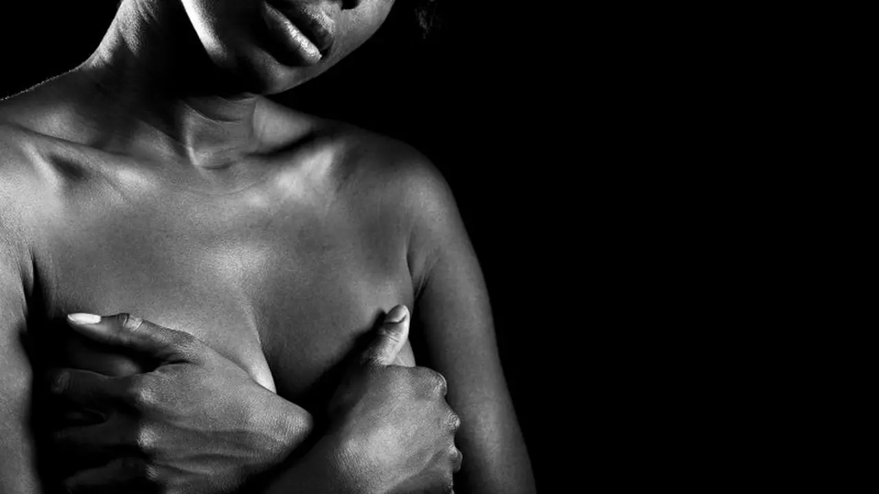 Gunakan Batu Panas, Payudara Para Gadis di Kamerun Diratakan