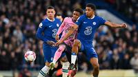 Gelandang Chelsea asal Argentina Enzo Fernandez (kiri), striker Everton asal Inggris Demarai Gray, bek Chelsea asal Prancis Wesley Fofana berebut bola saat Liga Inggris antara Chelsea dan Everton di Stamford Bridge di London pada 18 Maret 2023. (Glyn KIRK / AFP)