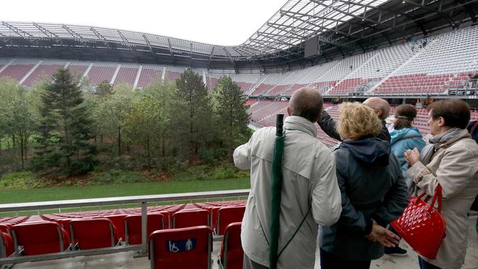 Pengunjung melihat instalasi ekosistem hutan di Stadion Woerthersee, Austria, Minggu (8/9/2019). Lebih dari 300 pohon berbagai jenis , mulai dari pohon aspen, ek, betula, hingga larix ditancapkan dalam karya seni yang berjudul 