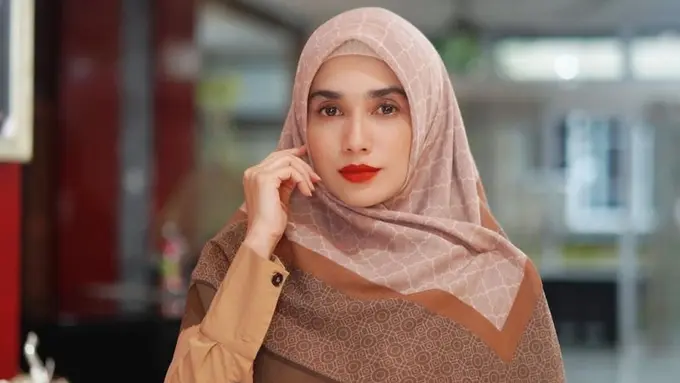 Potret Ussy Sulistiawaty Dalam Balutan Hijab