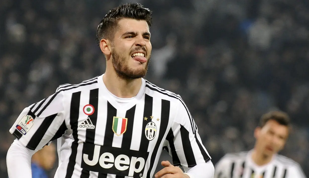 Penyerang Juventus, Alvaro Morata melakukan selebrasi usai mencetak gol kegawang Inter Milan di leg pertama Coppa Italia di Stadion Olympic, Turin, (28/1/2016). Juventus menang atas Inter Milan dengan skor 3-0. (REUTERS/Giorgio Perottino)