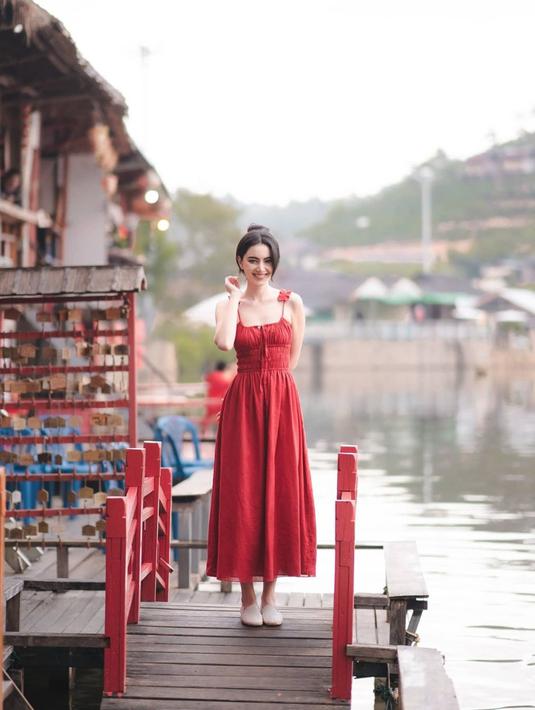 Davika Hoorne terlihat anggun saat memakai pakaian warna merah. Kecantikan Davika ini berhasil membuat fans dari penjuru dunia termasuk Indonesia kian mengaguminya. Tak heran, foto ini pun banjir like dan komentar. (Liputan6.com/IG/@davikah)