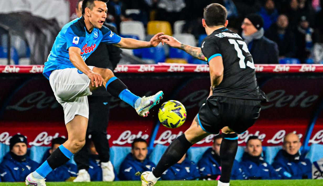 Penyerang Napoli Hirving Lozano (kiri) menantang bek Lazio Alessio Romagnoli pada giornata ke-25 Liga Italia di Stadion Diego Armando Maradona, Sabtu (4/3/2023) dini hari WIB. Hasil tersebut juga menjadi kekalahan kedua Napoli di Liga Italia 2022-2023. (Photo by Alberto PIZZOLI / AFP)