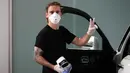 Penyerang Barcelona, Antoine Griezmann, dengan menggunakan masker dan sarung tangan tiba di Pusat Latihan Barcelona, Rabu (7/5/2020). Para pemain melakukan tes Covid-19 sebelum menjalani latihan secara penuh. (AFP/Miguel Ruiz)