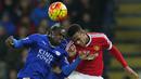 Penyerang MU, Anthony Martial, duel udara denga pemain Leicester, Ngolo Kante, pada laga Liga Premier Inggris di Stadion King Power, Inggris, Sabtu (28/11/2015). (Reuters/Eddie Keogh)