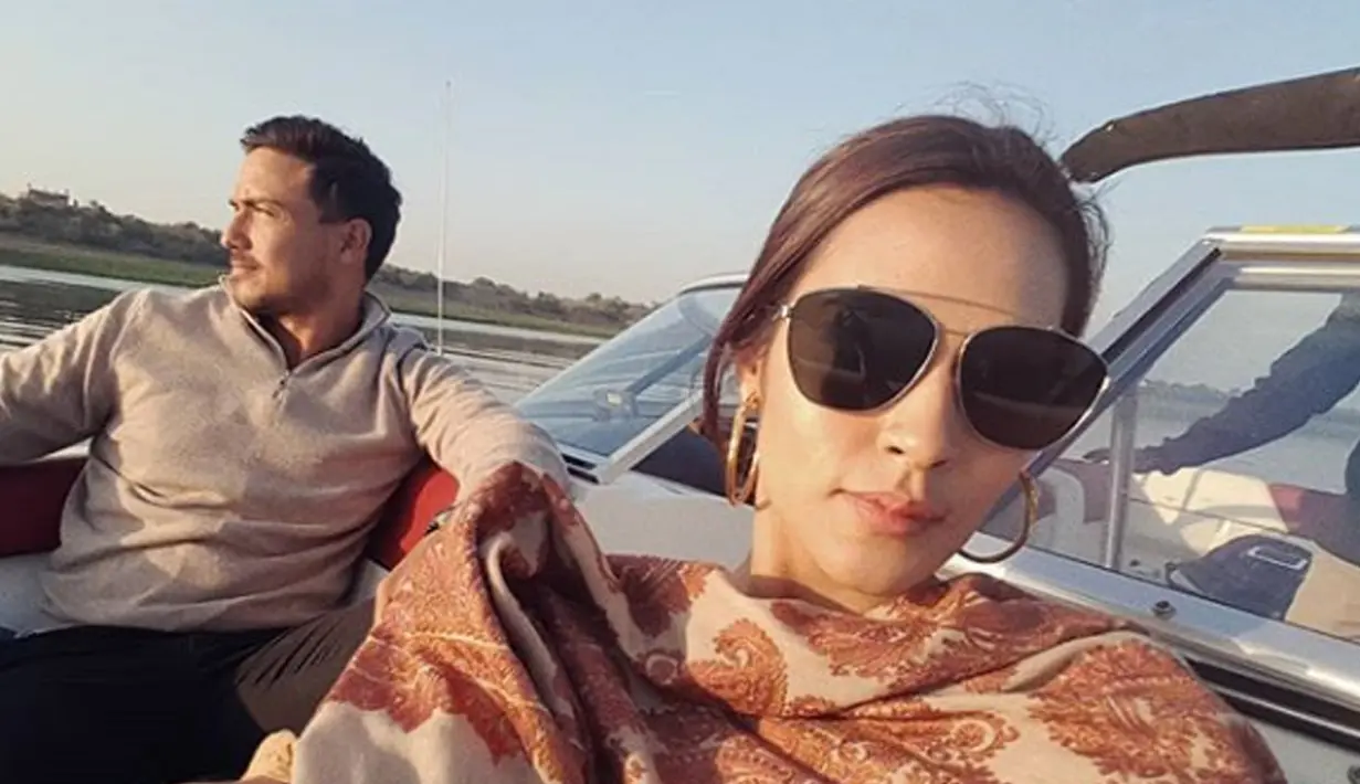 Penyanyi Raisa Andriana dan Hamish Daud menikmati keindahan Sungai Chambal yang berada di India bagian tengah. Sungai ini mendapat julukan sebagai sungai yang terkutuk. (Instagram/hamishdw)