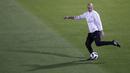 Pelatih Real Madrid, Zinedine Zidane, saat latihan jelang laga final Piala Dunia Antarklub 2017 di Abu Dhabi, Kamis (14/12/2017). Real Madrid akan berhadapan dengan Gremio. (AP/Hassan Ammar)