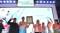 Senior Brand Manager Rexona, Unilever Indonesia menerima rekor Museum Rekor Dunia Indonesia (MURI) yang melibatkan lebih dari 1.000 peserta dan sederetan hijabers inspiratif serempak di tiga kota dalam rangka memperingati World Hijab Day 2023 di Jakarta (05/02/2023). (Liputan6.com)