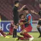 Pemain Timnas Indonesia, Todd Rivaldo, bersama Rafli Mursalim merayakan kemenangan atas UEA pada laga AFC U-19 Championship di SUGBK, Jakarta, Selasa (24/10). Indonesia menang 1-0 atas UEA. (Bola.com/Vitalis Yogi Trisna)