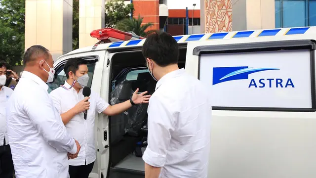 Kepala BNPB Ganip Warsito (kiri) sedang mendengarkan penjelasan tentang Daihatsu GranMax Ambulance