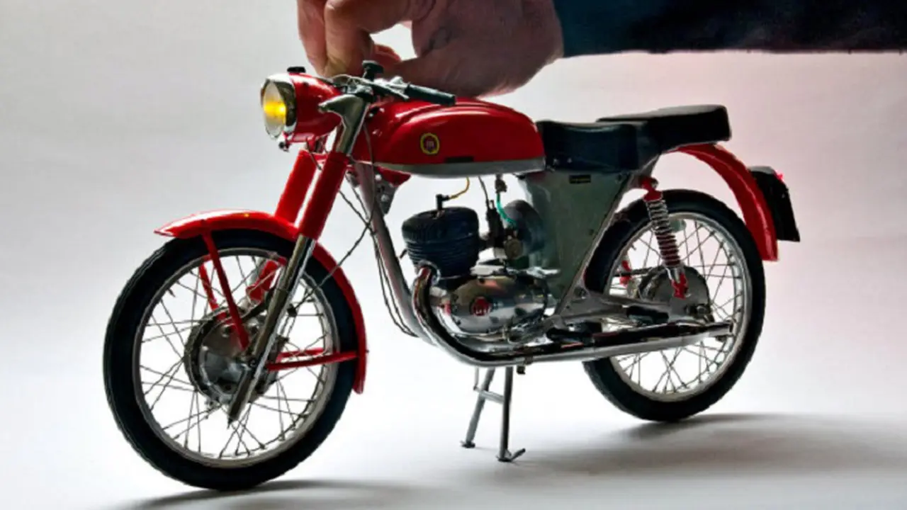 Kejar Detail, Miniatur Moge Ini Sulit Dibedakan Dengan Aslinya
