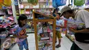 Suasana penjualan aneka perlengkapan sekolah di kawasan Depok, Jakarta, Minggu (26/7/2015). Jelang tahun ajaran baru 2015/2016, penjualan buku tulis dan perlengkapan sekolah diperkirakan terus meningkat hingga Agustus. (Liputan6.com/Yoppy Renato)