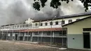 Kondisi Pusat Progresi Lembaga Pemasyarakatan yang dibakar para napi di kota Bauru, barat laut Sao Paulo, Brasil, Selasa (24/1). Polisi militer belakangan menangkap kembali sebanyak 100 tahanan yang melarikan diri. (STR/RECORD TV/AFP)