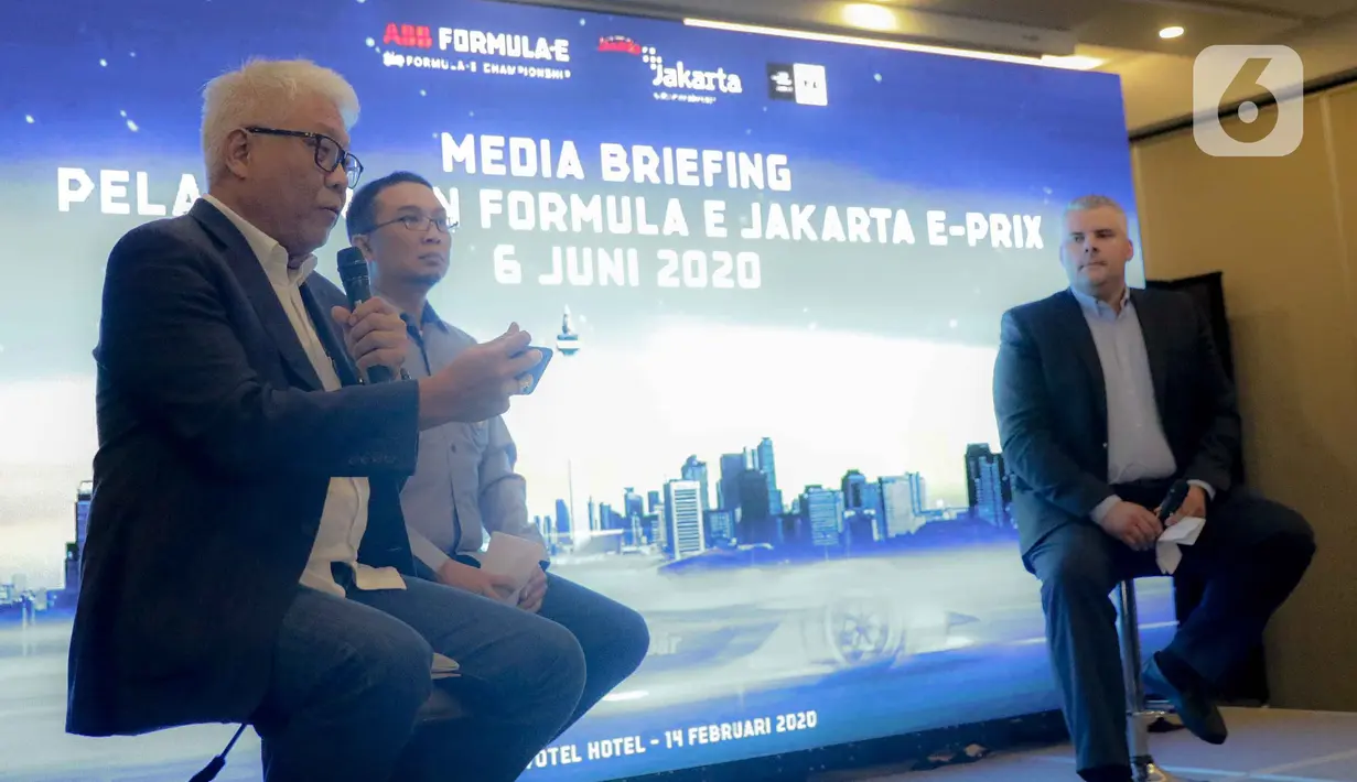 Dirut PT Jakarta Propertindo Dwi Wahyu Daryoto (kiri) saat konferensi pers kesiapan Penyelenggaraan Formula E Jakarta di Jakarta, Jumat (14/2/2020). Dwi Wahyu berharap pembangunan sirkuit, khususnya pengaspalan rute rampung dua bulan sebelum ajang balapan dimulai. (Liputan6.com/Faizal Fanani)