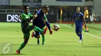 Gelandang Persib, Kim Jeffrey Kurniawan melompat menghindari tekel pemain PS TNI pada lanjutan Liga 1 di Stadion Pakansari, Kab Bogor, Sabtu (22/4). PS TNI bermain imbang Persib 2-2. (Liputan6.com/Helmi Fithriansyah)