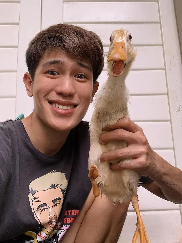 Momen Kocak Julian Jacob Bersama Bebek Peliharaannya, Bikin Gemas Warganet. (Sumber: Instagram/julianjacs)
