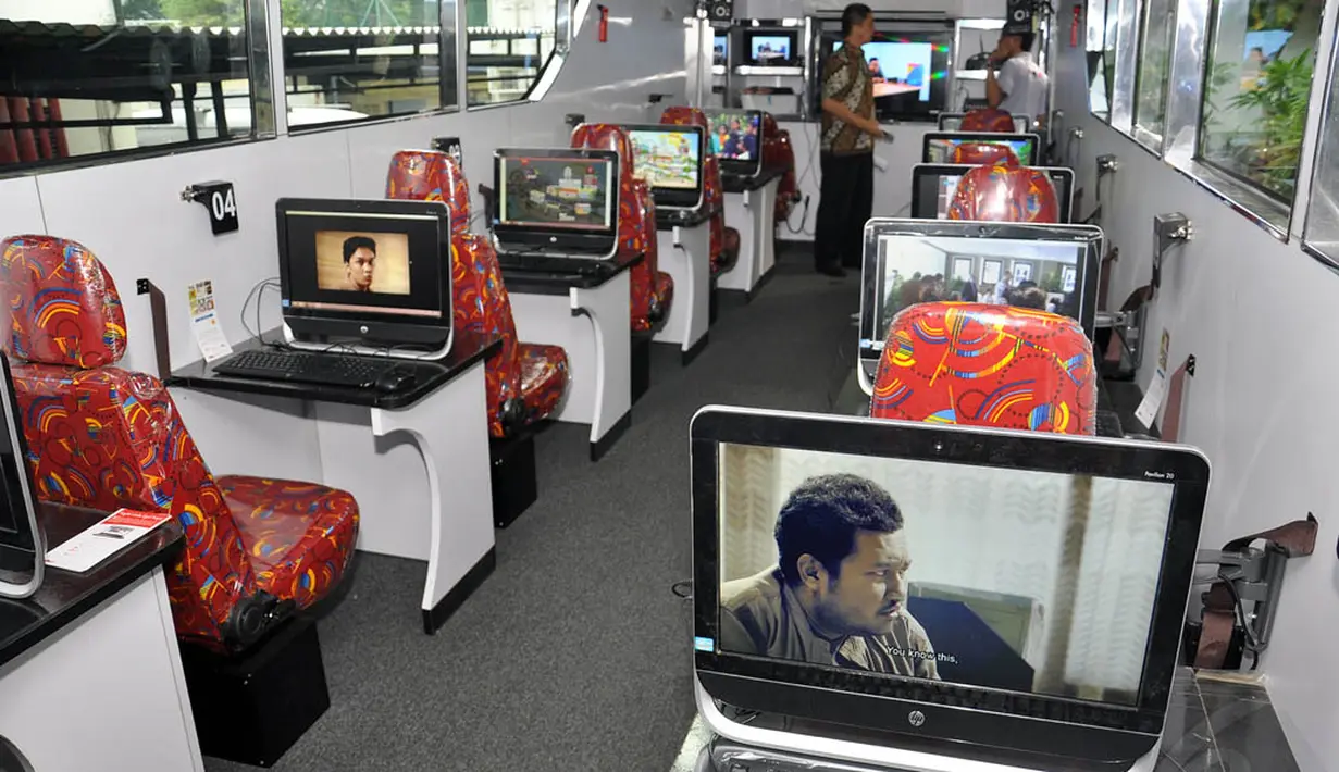 Di dalam bus berisi 10 komputer dan 1 televisi yang berisi edukasi mengenai korupsi, Jakarta, (14/10/14). (Liputan6.com/Miftahul Hayat) 