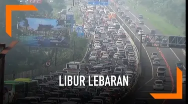 Libur lebaran kawan Puncak Bogor dipadati kendaraan, kemacetan terjadi sepanjang 5 kilometer dimulai dari pintu tol Ciawi. Polisi memberlakukan sistem satu rah secara bergantian.