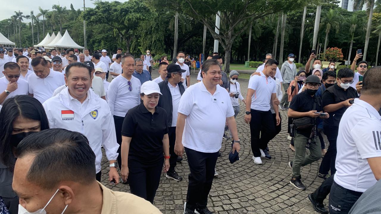 Ketua DPP PDIP Puan menemui Ketua Umum Partai Golkar Airlangga Hartarto di kawasan Monas untuk jalan sehat bersama.