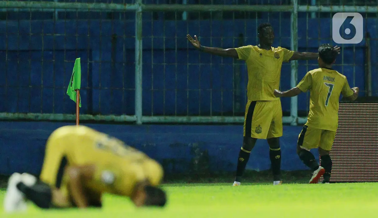 Para pemain Bhayangkara Solo FC merayakan gol yang dicetak oleh Ezechiel N'Douassel ke gawang Persija Jakarta pada laga Piala Menpora 2021 di Stadion Kanjuruhan, Malang, Rabu (31/3/2021). Persija menang 2-1. (Bola.com/M Iqbal Ichsan)