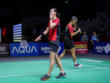 Ekspresi kecewa pebulu tangkis ganda campuran Indonesia, Dejan Ferdinansyah/Gloria Emanuelle Widjaja saat gagal mengembalikan kok ke arah pasangan Thailand, Dechapol Puavaranukroh/Sapsiree Taerattanachai pada babak perempat final Indonesia Open 2024 di Istora, Senayan, Jakarta, Jumat (07/06/2024). (Bola.com/Bagaskara Lazuardi)