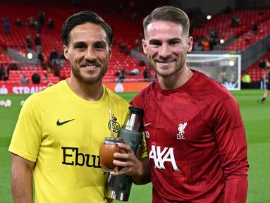 Pemain Liverpool, Alexis Mac Allister (kanan) dan pemain Union Saint-Gilloise, Kevin Mac Allister saat pemanasan menjelang laga Grup E Liga Europa 2023/2024 di Anfield, Liverpool, Inggris, Jumat (6/10/2023) dini hari WIB. (AFP/Oli Scarff)