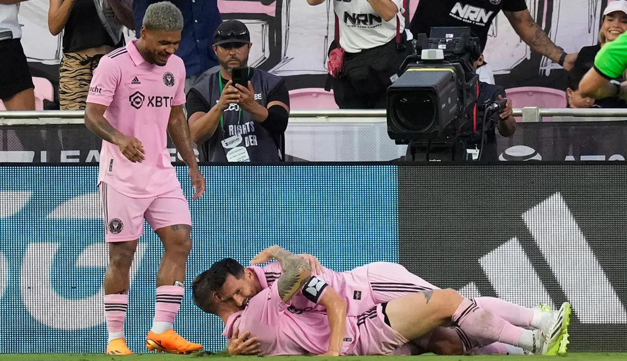 Inter Miami menggandakan keunggulan pada menit ke-22. Messi kembali menjebol gawang Atlanta United untuk membawa Inter Miami unggul 2-0. Dia mencetak gol usai menuntaskan umpan tarik dari Robert Taylor. (AP Photo/Rebecca Blackwell)