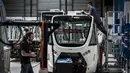 Pekerja menyelesaikan perakitan sebuah bus tanpa pengemudi di pabrik NAVYA di Bron dekat Lyon, Prancis (23/4). Bus ini mampu membawa 15 penumpang sekaligus, dan dapat melaju hingga 50 km/jam. (AFP/Jean-Phoilippe Ksiazek)