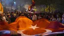<p>Pendukung Presiden Recep Tayyip Erdogan merayakan di luar markas Partai Keadilan dan Pembangunan ( AKP) di Istanbul, Turki, Minggu (14/5/2023). (AP Photo/Khalil Hamra)</p>