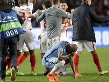 Pemain Manchester City, Fernandinho menahan kesedihannya usai timnya kalah dari AS Monaco pada leg kedua Babak 16 Besar Liga Champions di Louis II stadium, Monaco, Rabu(15/3/2016). Manchester City kalah 1-3. (AP/Claude Paris)