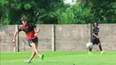 Striker Persija Jakarta, Mauro Zijlstra, terpantau sudah kembali berlatih normal setelah pulih dari cedera otot. Tampak dalam foto, pemain Persija Jakarta, Mauro Nils Zijlstra (kiri) saat mengikuti sesi latihan di Persija Training Ground, Bojongsari, Kota Depok, Jawa Barat, Kamis (7/5/2026). (Bola.com/M Iqbal Ichsan)