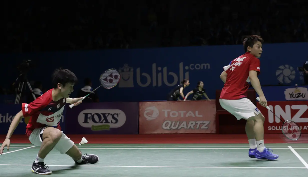 Pasangan Jepang, Takuto Inoue/Yuki Kaneko, saat melawan wakil Indonesia, Kevin Sanjaya/Marcus Gideon, , pada Indonesia Open 2019 di Istora, Jakarta, Selasa (16/7). Pasangan Indonesia menang 20-22, 21-16, 21-14. (Bola.com/M Iqbal Ichsan)