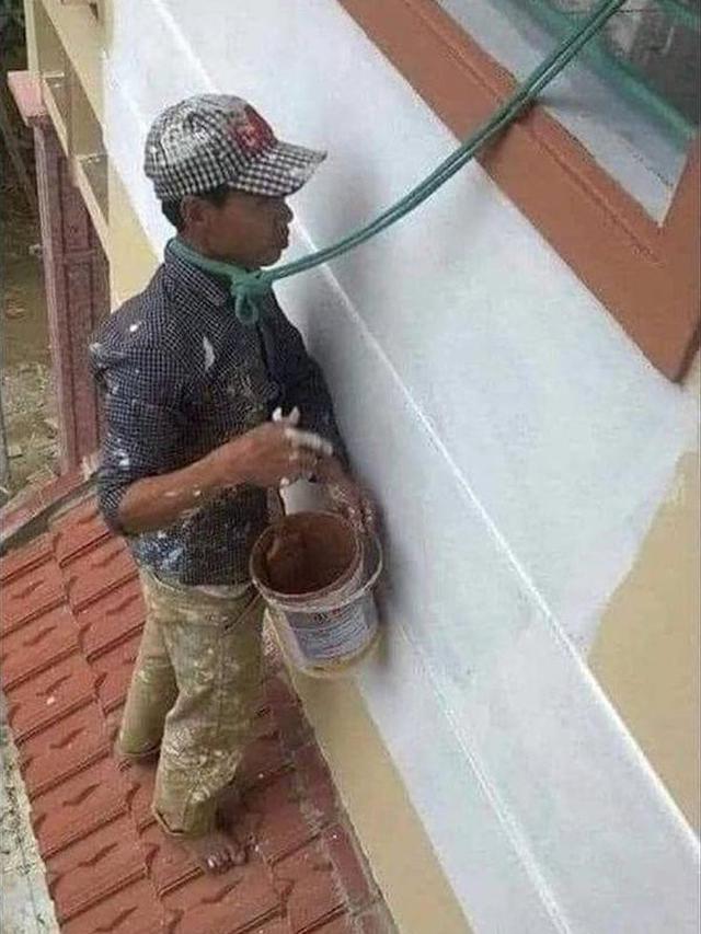 6 Kelakuan Tukang Bangunan saat Melindungi Diri Ini Nyeleneh Banget
