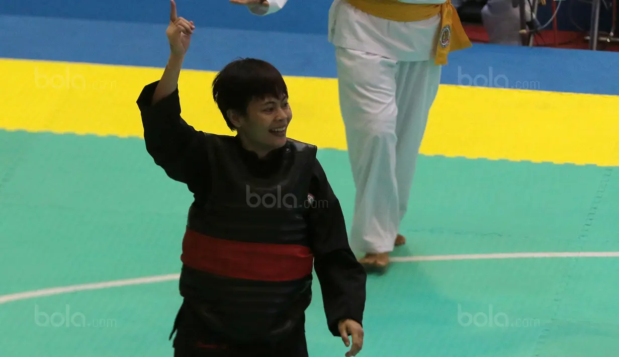Gaya Pesilat Indonesia, Octaviani Nirmalasari merayakan kemenangan saat melawan pesilat Laos, Olahthai Sounthavong pada semifinal Test Event Pencak Silat 2018 di Padepokan Silat TMII, Jakarta, (12/2/2018). Oktaviani menang 5-0. (Bola.com/Nick Hanoatubun)