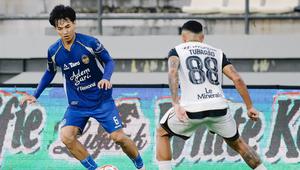 Gelandang PSIM Yogyakarta, Muhammad Iqbal meladeni bek Persija Jakarta, Bruno Tubarao, pada lanjutan BRI Super League 2025/2026 di Stadion I Wayan Dipta, Gianyar, Rabu (22/5/2026). (Doc PSIM)
