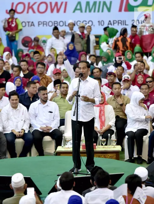Capres nomor urut 01 Joko Widodo atau Jokowi memberi pidato politik saat kampanye di Probolinggo, Jawa Timur, Rabu (10/4). Jokowi yakin perolehan suaranya bersama Ma'ruf Amin bisa mencapai 70 persen. (Liputan6.com/Pool/Media Jokowi-Amin)