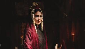 Menjadi Suzzanna dalam film terbaru, Luna Maya memakai kerudung dengan warna beragam dari kuning, hitam, cokelat, marun, hingga merah terang. (Foto: Dok. Instagram @lunamaya)