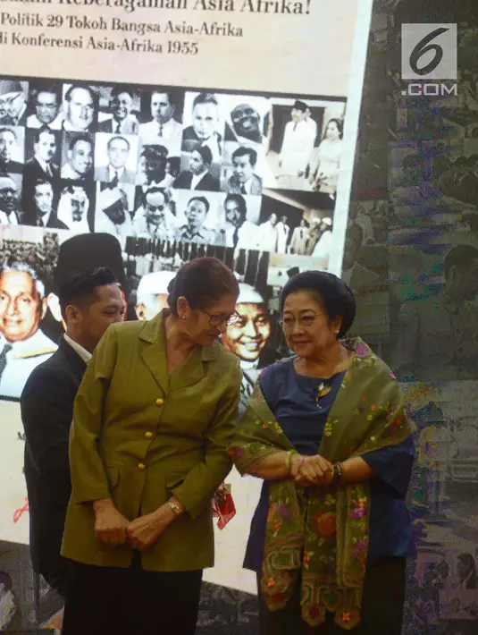 Presiden kelima RI Megawati Soekarnoputri (kanan) saat menghadiri seminar Memory of The World di Gedung LIPI, Jakarta, Selasa (17/4). Acara ini merupakan rangkaian dari peringatan 63 Tahun Konferensi Asia Afrika. (Merdeka.com/Imam Buhori)