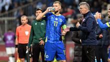 Striker Timnas Bosnia-Herzegovina, Edin Dzeko, mengenakan jersey biru produksi Kelme di laga Kualifikasi Euro 2024. (ELVIS BARUKCIC / AFP)