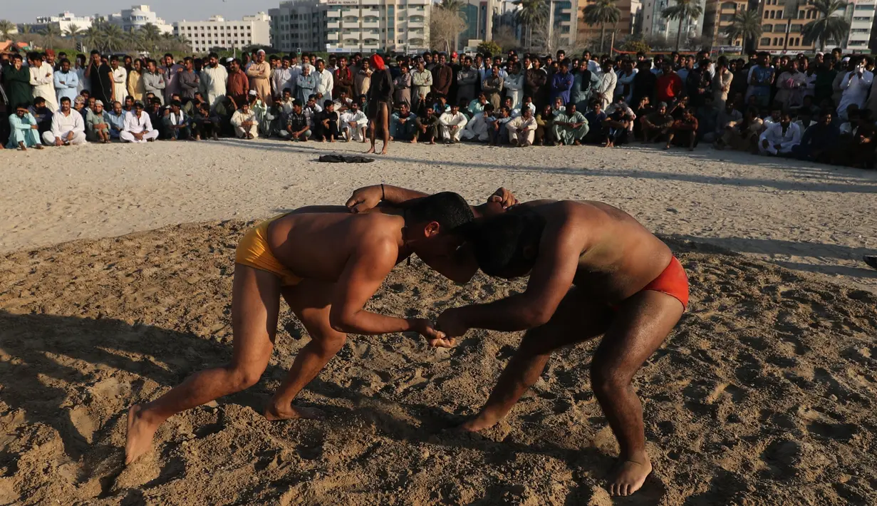 Pegulat Pakistan bertarung dalam kompetisi gulat Greco-Roman mingguan di Dubai (16/3). Gulat Greco-Roman dianggap sebagai turunan murni dari gulat Yunani dan Romawi kuno. (AFP Photo/Karim Sahib)