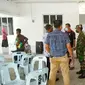 Polisi dan TNI ketika membubarkan kerumunan di rumah Bupati Meranti untuk mengantisipasi Covid-19 di Riau. (Liputan6.com/Istimewa)