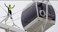 Angin yang kencang dan cuaca yang kurang bersahabat, tidak membuat Nik Wallenda gentar untuk berjalan di atas bianglala dengan ketinggian 400 kaki.