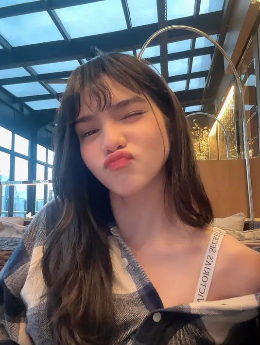 Tak heran, para penggemarnya pun membanjiri kolom komentar dengan pujian.  [@davinaakaramoy].