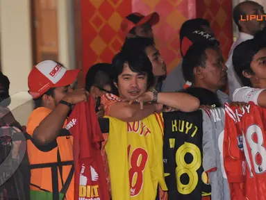 Meski kedatangan timnas Belanda mengalami keterlambatan selama hampir satu jam fans tetap setia menunggu di luar bandara Halim Pk pada Rabu 5 Juni 2013 (Liputan6.com/Helmi Fithriansyah)