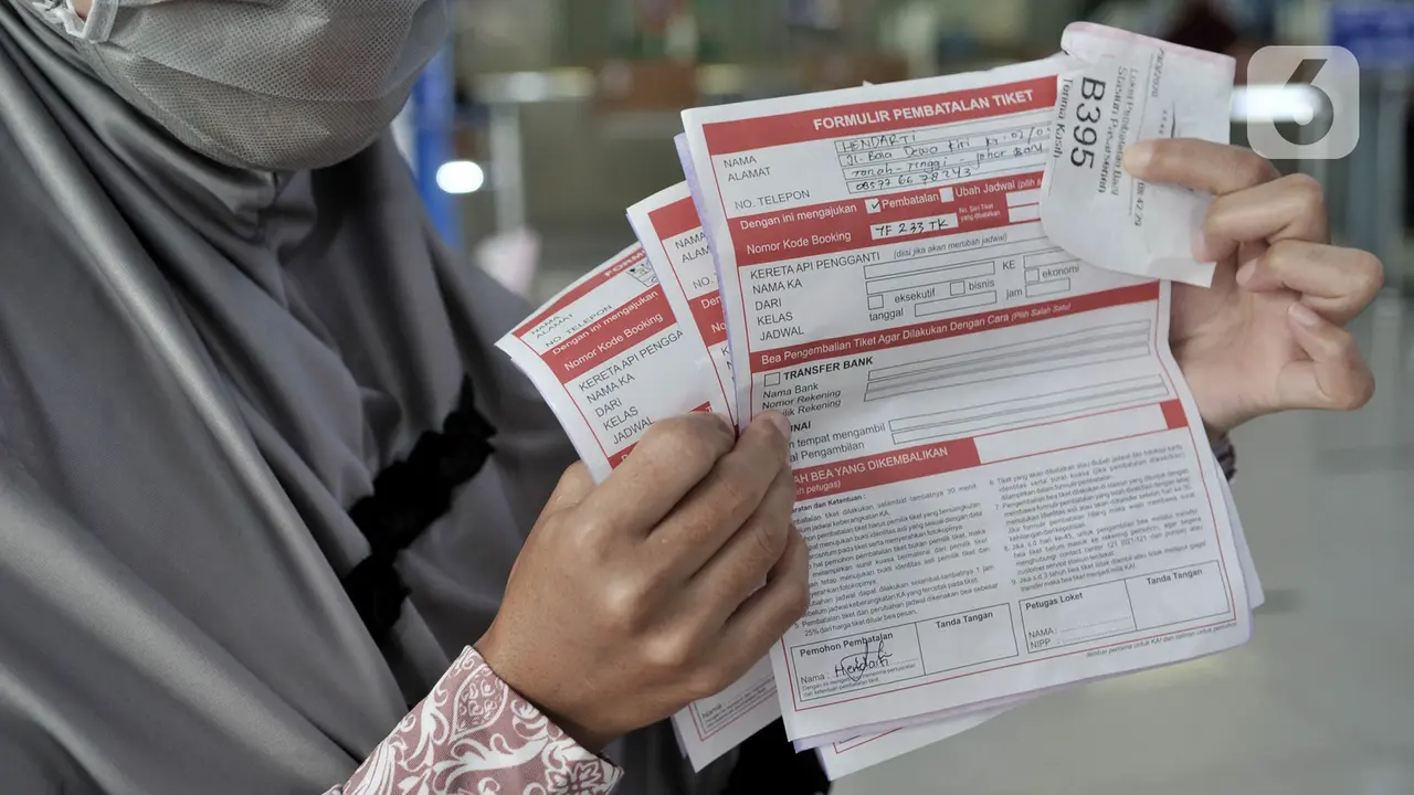 Antrean Pembatalan Tiket Kereta di Stasiun Pasar Senen