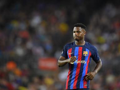 Karier Ansu Fati di Barcelona belum bisa bersinar karena sering diganggu cedera. Dia dipinjamkan ke Brighton pada musim 2023/2024. Masa depan Ansu Fati di Barcelona masih menjadi bahan spekulasi. Blaugrana kabarnya bersedia menjual sang pemain bursa transfer pada musim panas 2024 ini. (Pau BARRENA / AFP)